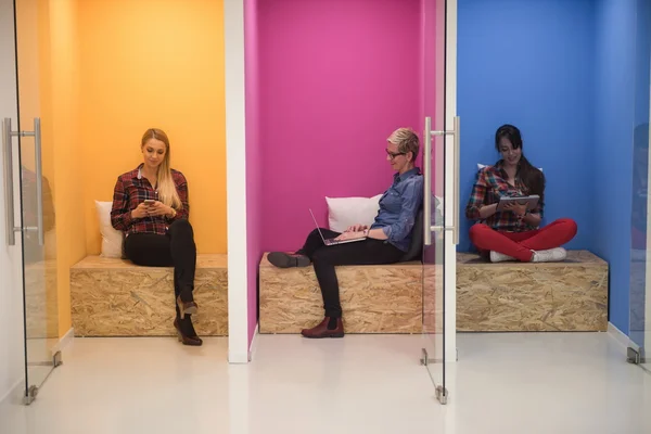 사업가들이 스타트업 사무실에서 즐겁고 편안하고 창의적 공간에서 일하고 있습니다 — 스톡 사진