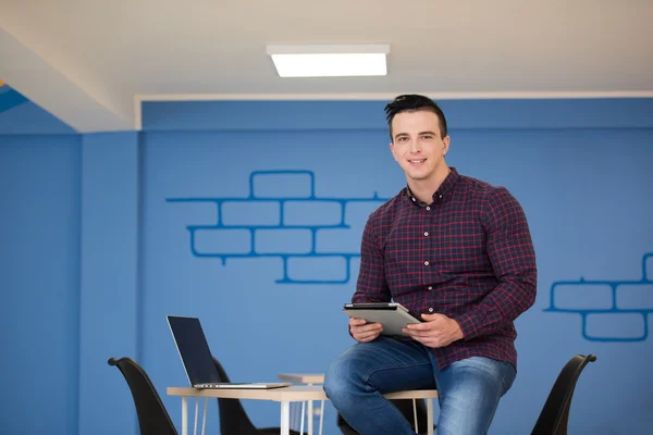 Jeune homme d'affaires de démarrage portrait au bureau moderne — Photo