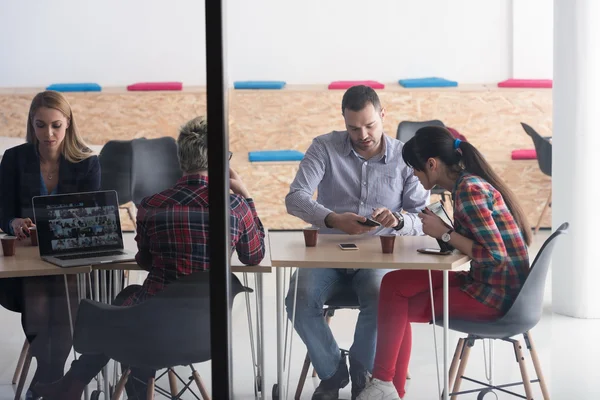 Startup business team in riunione presso l'ufficio moderno — Foto Stock