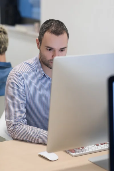 Start-up-Unternehmen, Softwareentwickler, der am Desktop-Computer arbeitet — Stockfoto