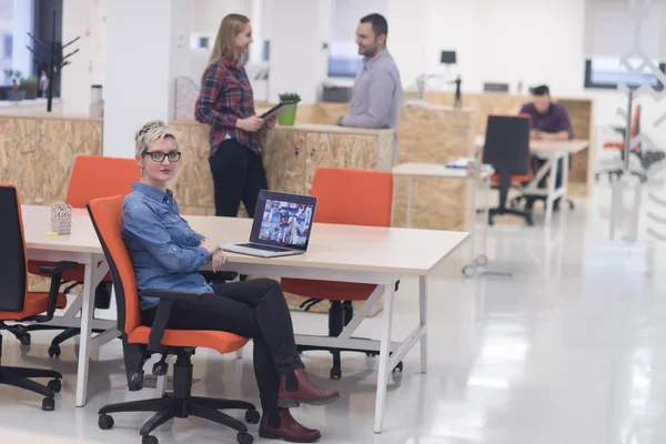 Retrato de la joven mujer de negocios en la oficina con el equipo — Foto de Stock