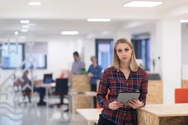 Retrato de la joven mujer de negocios en la oficina con el equipo — Foto de Stock