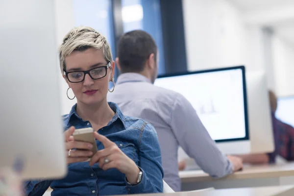 Negócio de inicialização, mulher trabalhando no computador desktop — Fotografia de Stock