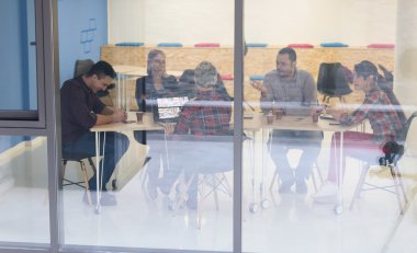 başlangıç iş takım modern ofis toplantıda üzerinde