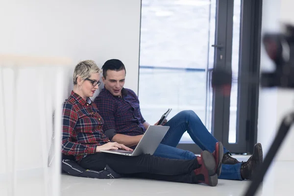 Startend bedrijf, paar werken op laptopcomputer op kantoor — Stockfoto