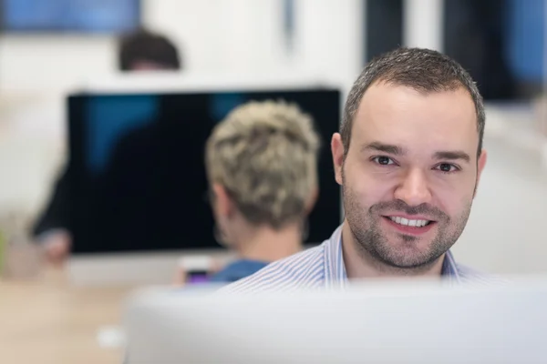 Startup business, software developer working on desktop computer — Stock Photo, Image