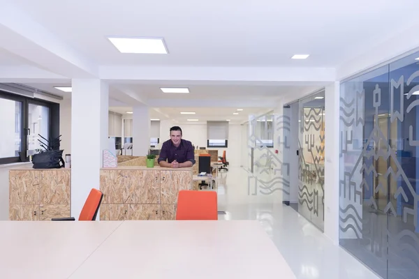 Giovane startup uomo d'affari ritratto in ufficio moderno — Foto Stock