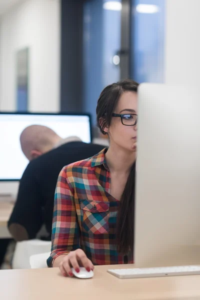 Negócio de inicialização, mulher trabalhando no computador desktop — Fotografia de Stock