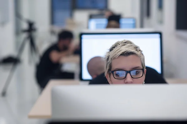 Start Unternehmen Frau Arbeitet Dektop Computer Kreativen Modernen Büro Entspannen — Stockfoto