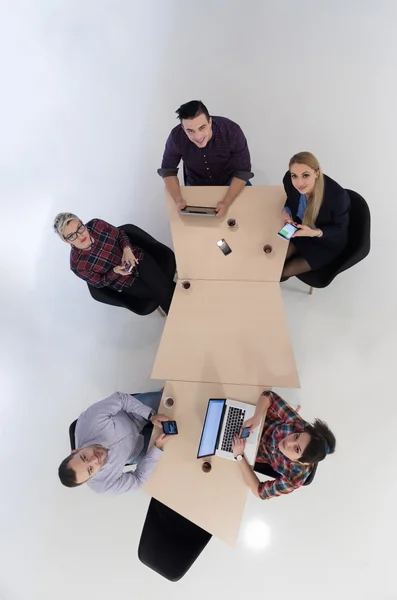 Повітряний вид групи бізнесменів на зустрічі — стокове фото