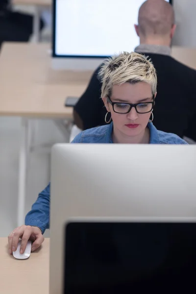 Negócio de inicialização, mulher trabalhando no computador desktop — Fotografia de Stock