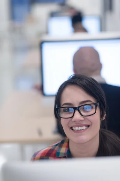 Nystartat företag, kvinna som arbetar på stationär dator — Stockfoto