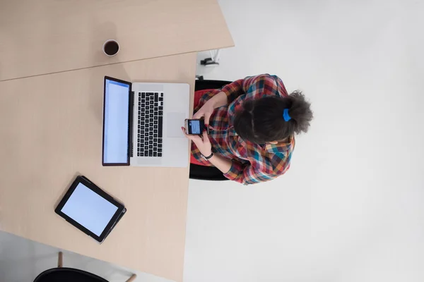 Vista superior de la joven mujer de negocios que trabaja en el ordenador portátil — Foto de Stock