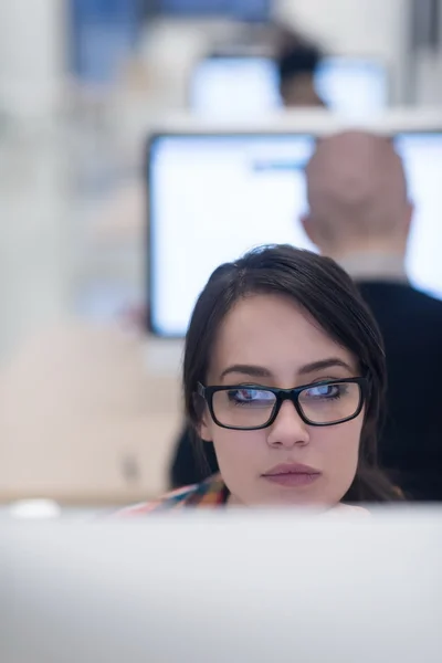 Negócio de inicialização, mulher trabalhando no computador desktop — Fotografia de Stock