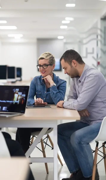 Etableringsteam på møte på moderne kontor – stockfoto