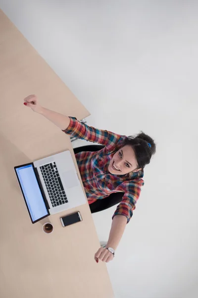 Vista superior de la joven mujer de negocios que trabaja en el ordenador portátil — Foto de Stock