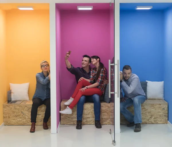 Grupo de empresarios en un espacio de trabajo creativo — Foto de Stock