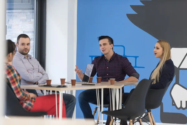 Opstarten bedrijf team op de bijeenkomst in moderne kantoren — Stockfoto