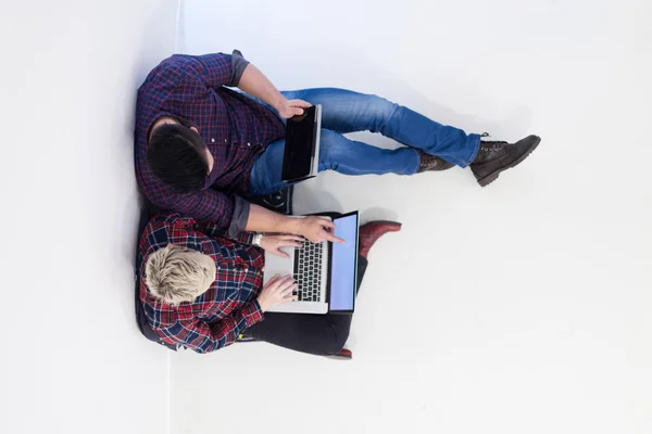 Draufsicht des Ehepaares, das im Startup-Büro am Laptop arbeitet — Stockfoto