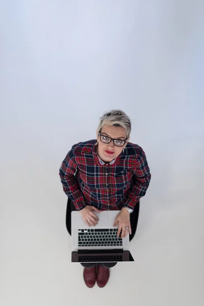 Top view of young business woman working on laptop computer — стоковое фото