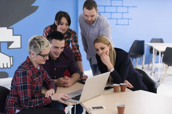 Start-up-Business-Team trifft sich im modernen Büro — Stockfoto