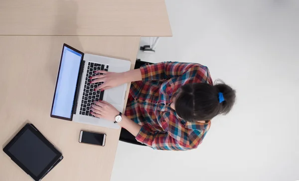 Bovenaanzicht van jonge zakenvrouw die op laptop werkt — Stockfoto