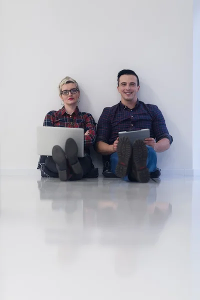 Startup üzleti, pár dolgozik a laptop számítógép-on Hivatal — Stock Fotó
