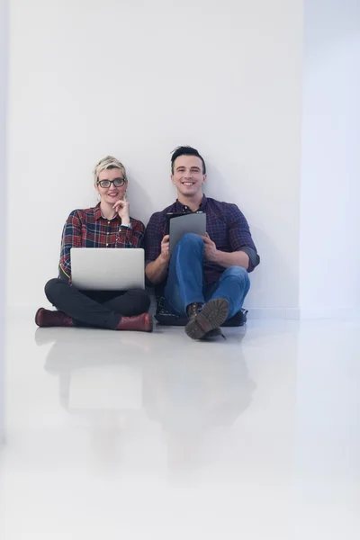 Negócio de inicialização, casal trabalhando no computador portátil no escritório — Fotografia de Stock