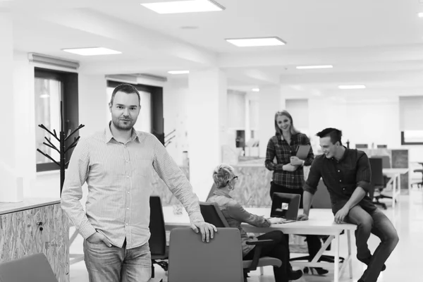 Jungunternehmer-Porträt im modernen Büro — Stockfoto