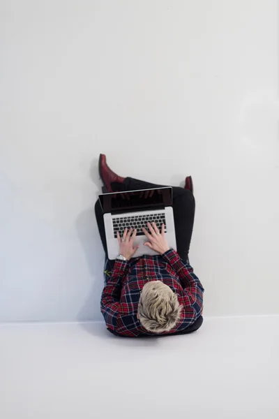 Top view of young business woman working on laptop computer — стоковое фото