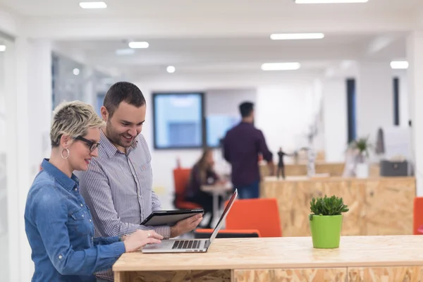 Equipo de negocios de inicio en la reunión en la oficina moderna —  Fotos de Stock