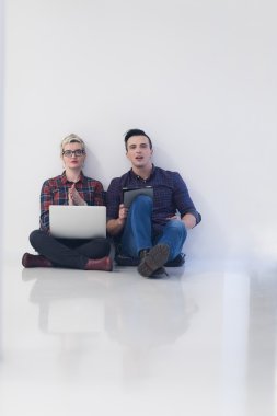 başlangıç iş, ofis dizüstü bilgisayar üzerinde çalışan çift