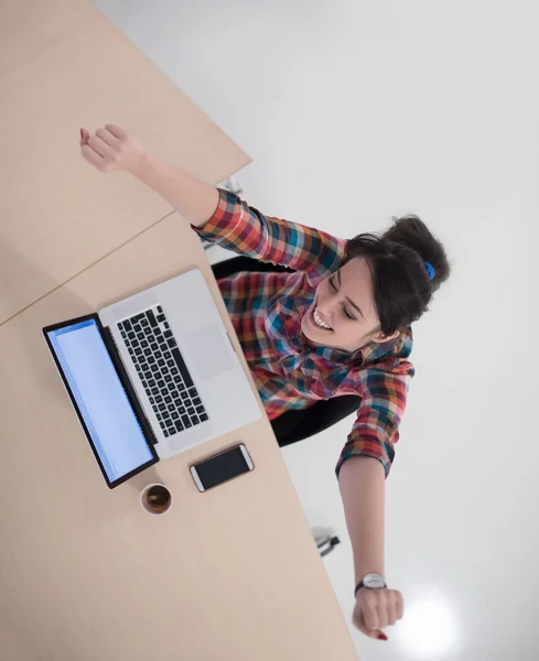 Vista superior da jovem mulher de negócios que trabalha no laptop — Fotografia de Stock