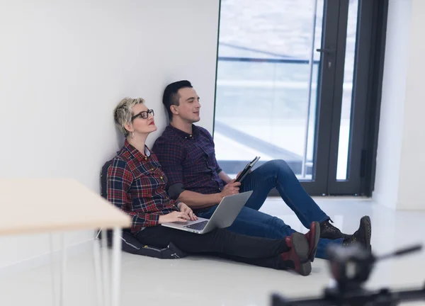 Démarrage d'entreprise, couple travaillant sur ordinateur portable au bureau — Photo