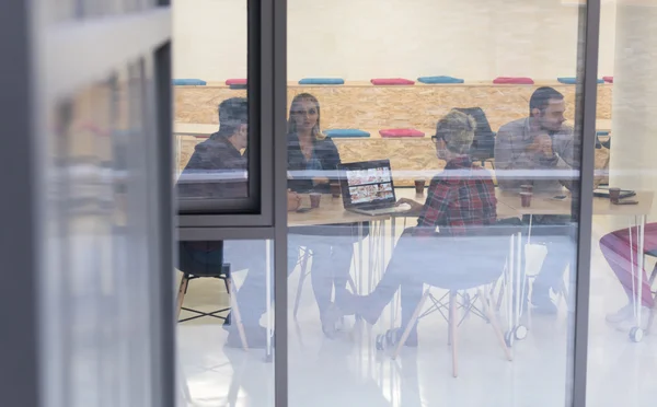 Equipe de negócios de inicialização em reunião no escritório moderno — Fotografia de Stock