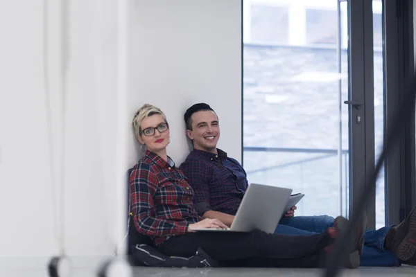 Démarrage d'entreprise, couple travaillant sur ordinateur portable au bureau — Photo