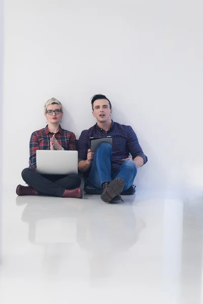 Стартап бізнес, пара працює на ноутбуці в офісі — стокове фото