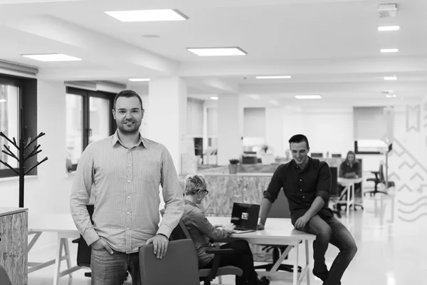 Jeune homme d'affaires de démarrage portrait au bureau moderne — Photo