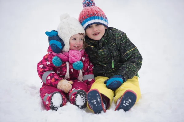 Barn grupp att ha kul och spela tillsammans i nysnö — Stockfoto