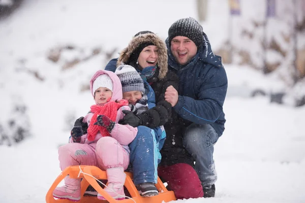 Familjeporträtt på vintersemester — Stockfoto
