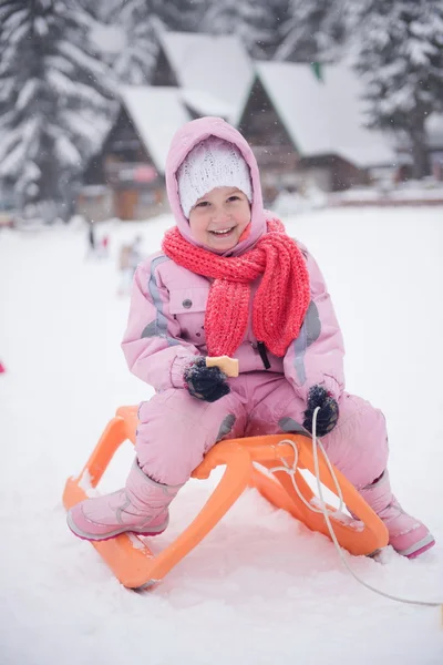 Sevimli Küçük Kız Çocuk Kış Günü Taze Karla Kızakları Üzerinde — Stok fotoğraf