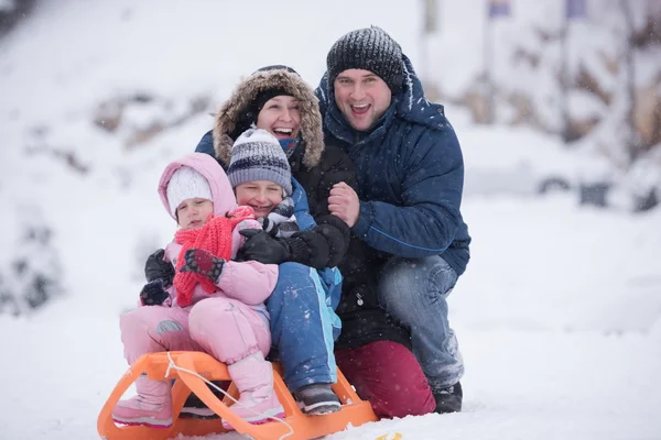 Familie portret op wintervakantie — Stockfoto