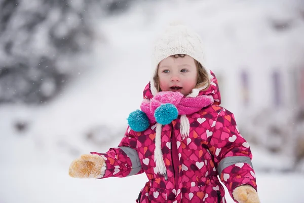 Retrato Menina Sorridente Feliz Livre Divertindo Jogando Neve Fresca Dia — Fotografia de Stock