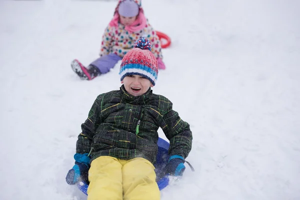 Děti baví a skupiny spolu hrají v čerstvém sněhu — Stock fotografie