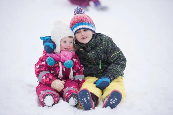 Kinderen groep plezier en spelen samen in verse sneeuw — Stockfoto