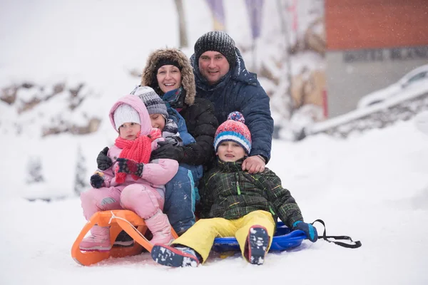 Kindergruppe hat Spaß und spielt gemeinsam im Neuschnee — Stockfoto