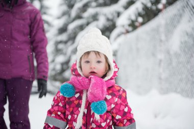 küçük kızım var eğlenceli karlı kış gününde