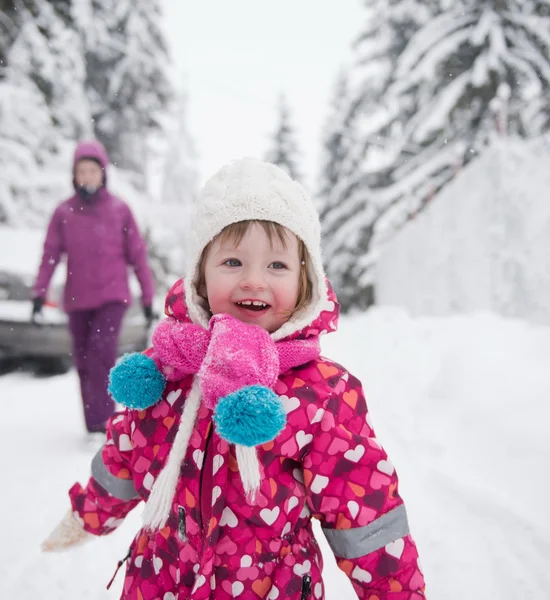Kleine Mädchen haben Spaß an einem verschneiten Wintertag — Stockfoto