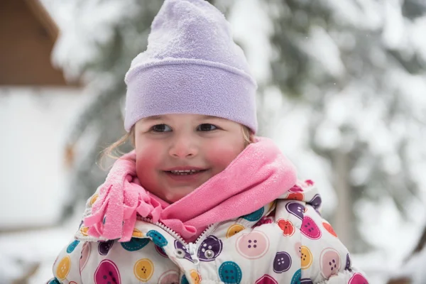 Kleine Mädchen haben Spaß an einem verschneiten Wintertag — Stockfoto