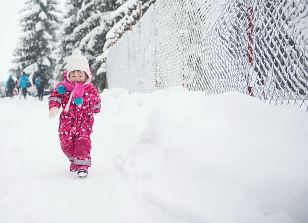 Menina se divertir no dia de inverno nevado — Fotografia de Stock